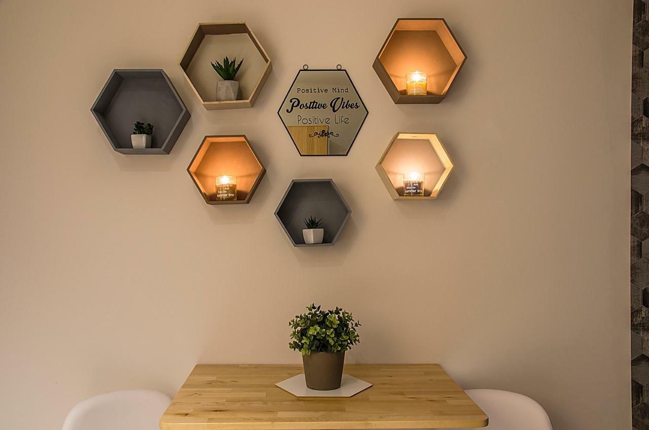 Hexagon Apartment *