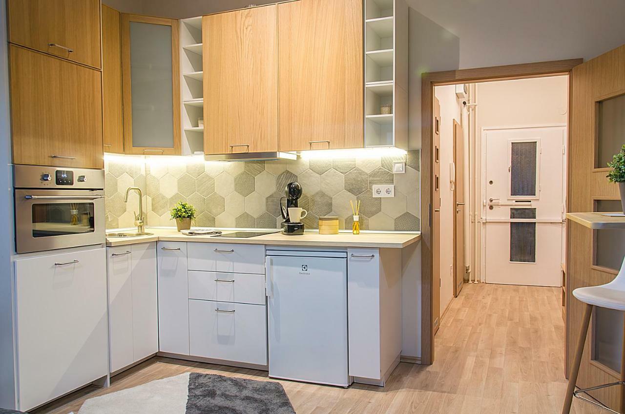 Hexagon Apartment *