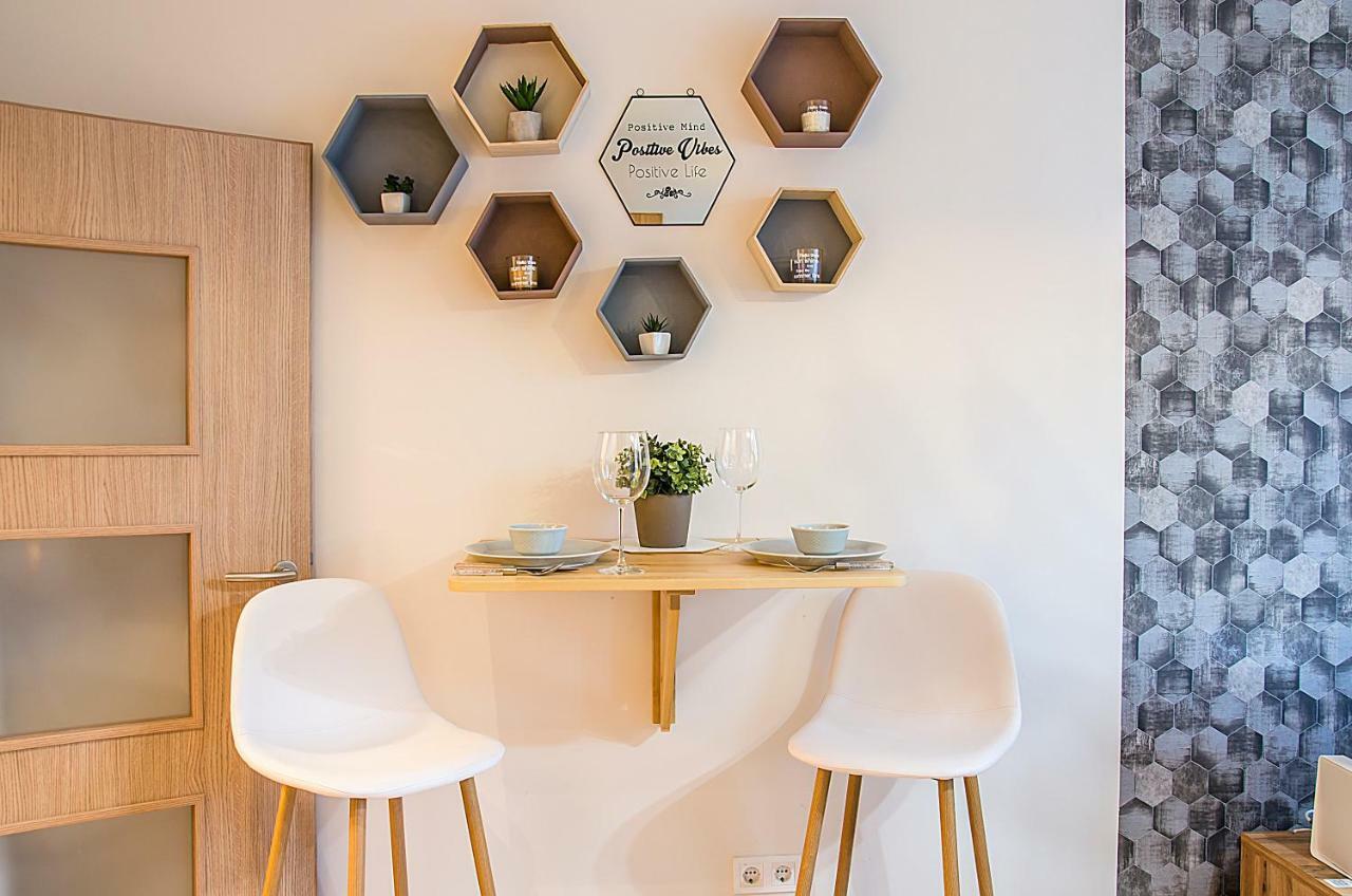 Hexagon Apartment *